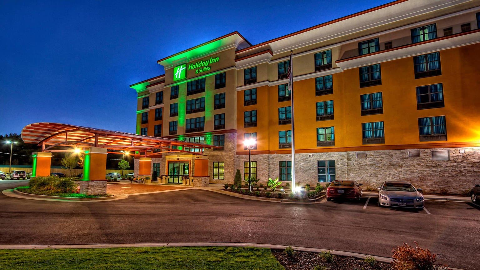 Holiday Inn and Suites Tupelo North