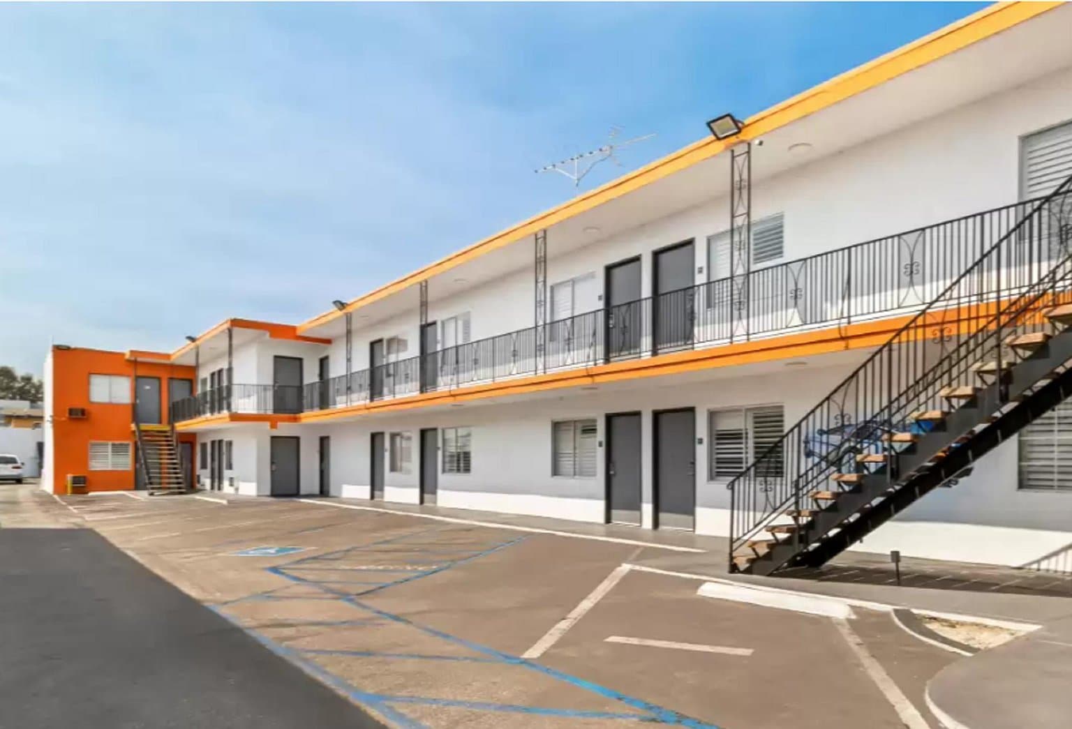 Rodeway Inn & Suites North Hollywood Burbank Airpo