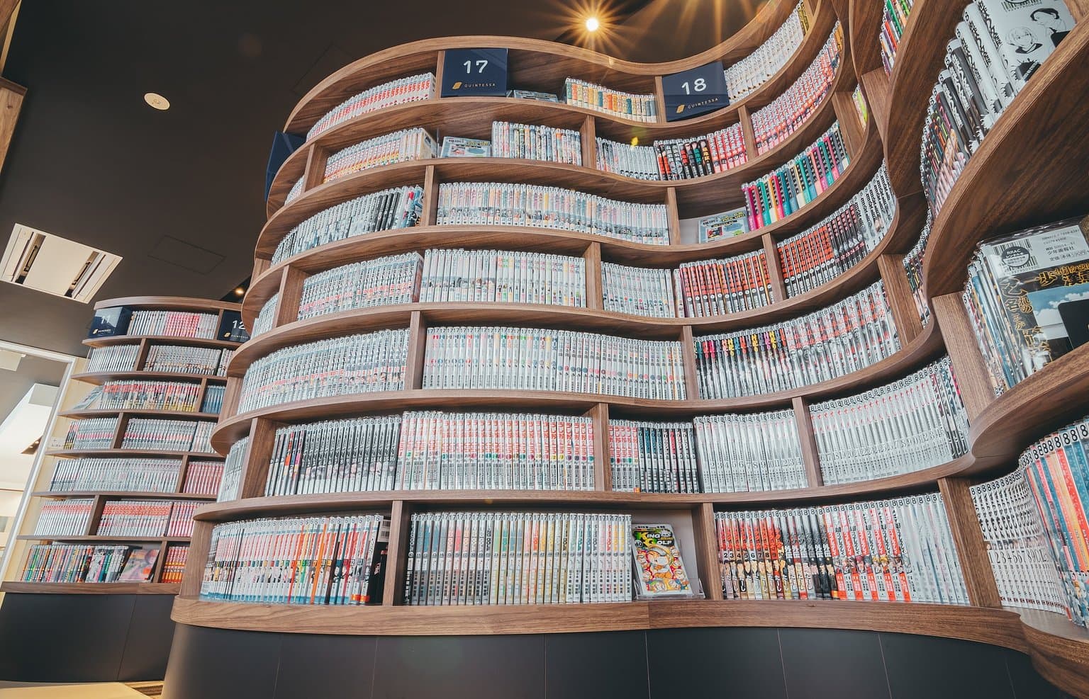 퀸테사 호텔 고쿠라 코믹 앤 북스