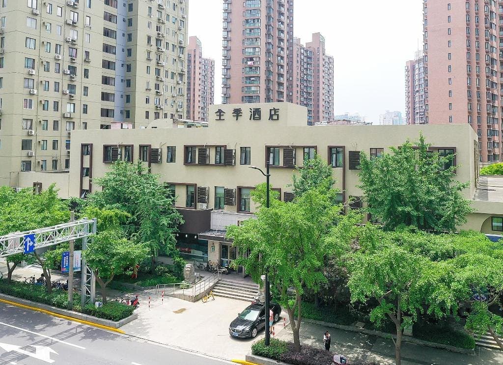 Ji Hotel (Shanghai Hailun Road Metro Station)