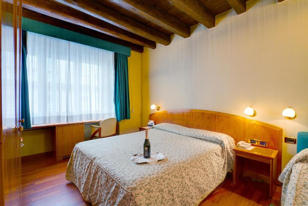 Double Room (Breakfast included) - Hotel Corot
