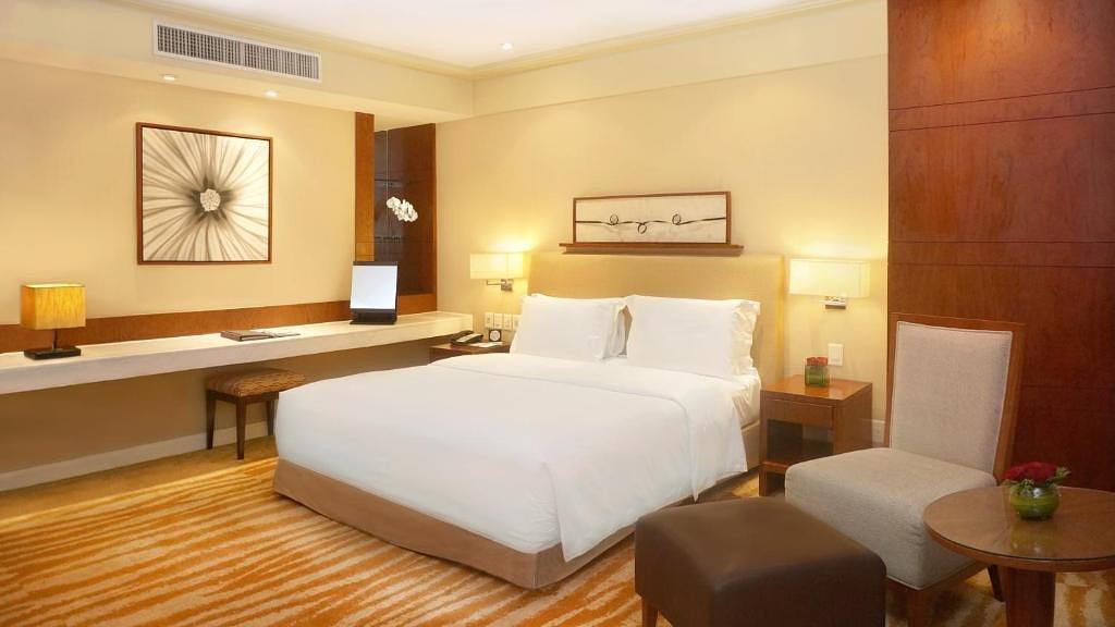 DELUXE KING - New Coast Hotel Manila