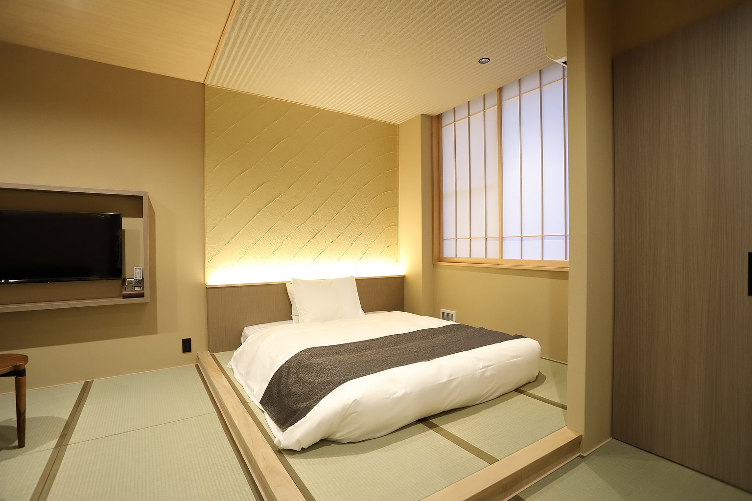 Queen Bed Room dinner and breakfast included