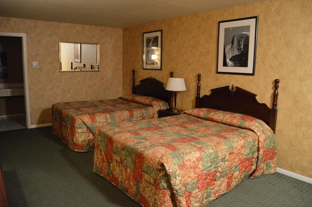 Yosemite Cedar Lodge》– Real Guest Stories & Booking Info | HafH