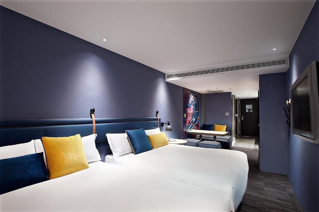 Superior Family with Breakfast