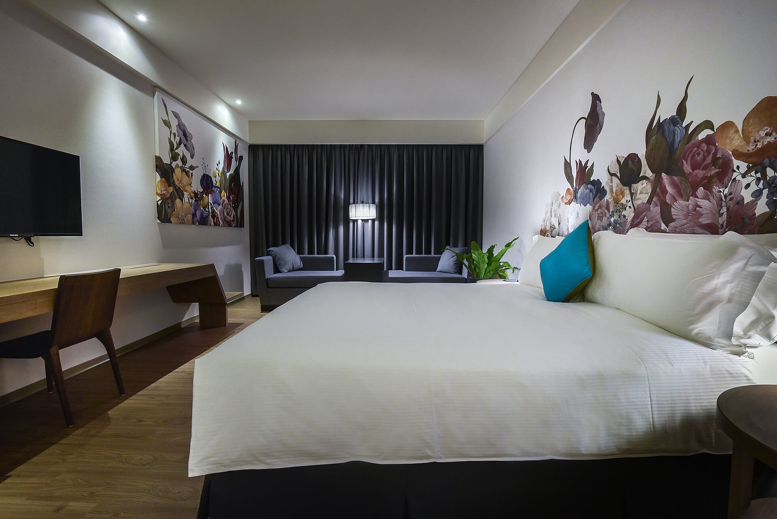 Executive Room- 1 large bed (breakfast included)