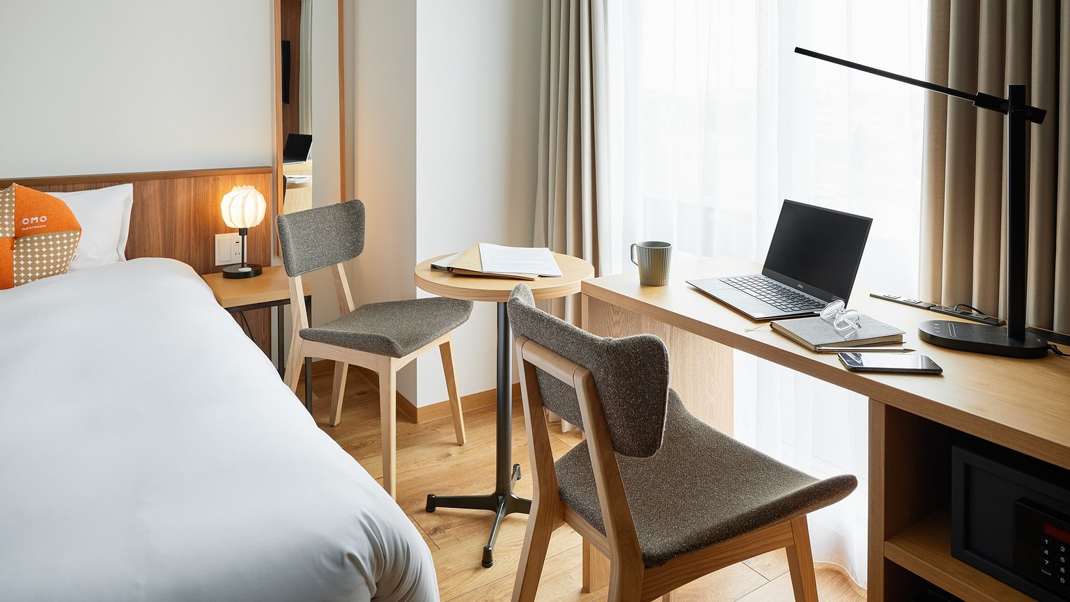 Queen room (shower booth only)