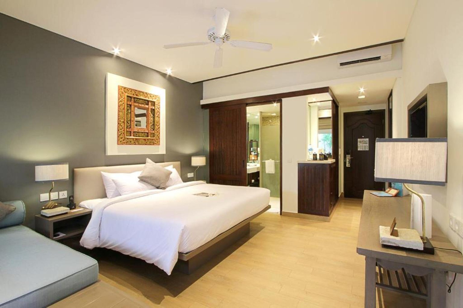 Deluxe Pool Access With 1 King Bed Located In The Garden Wing