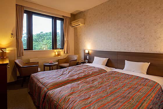 Hollywood Twin (with bathroom)