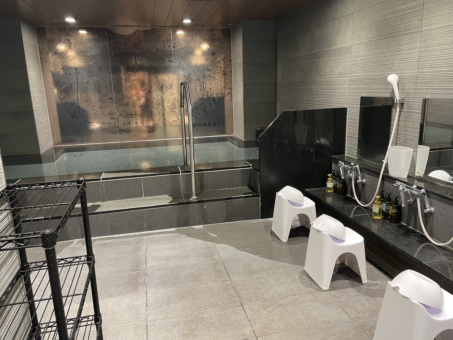 Just a 3-minute walk from JR Shimonoseki Station, enjoy the large public bath 'Ishin no Yu'!