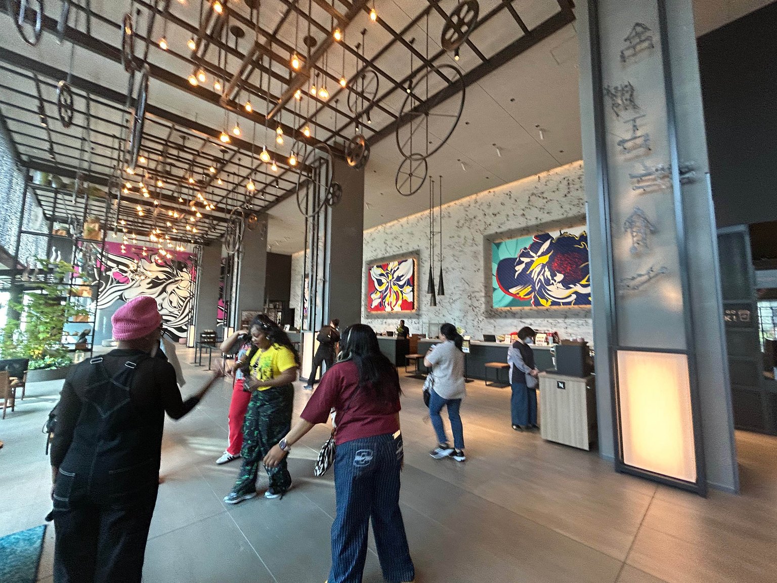 Just a short walk from潮見 Station, close to Maihama and Tokyo Station, and the large public bath is beautiful.