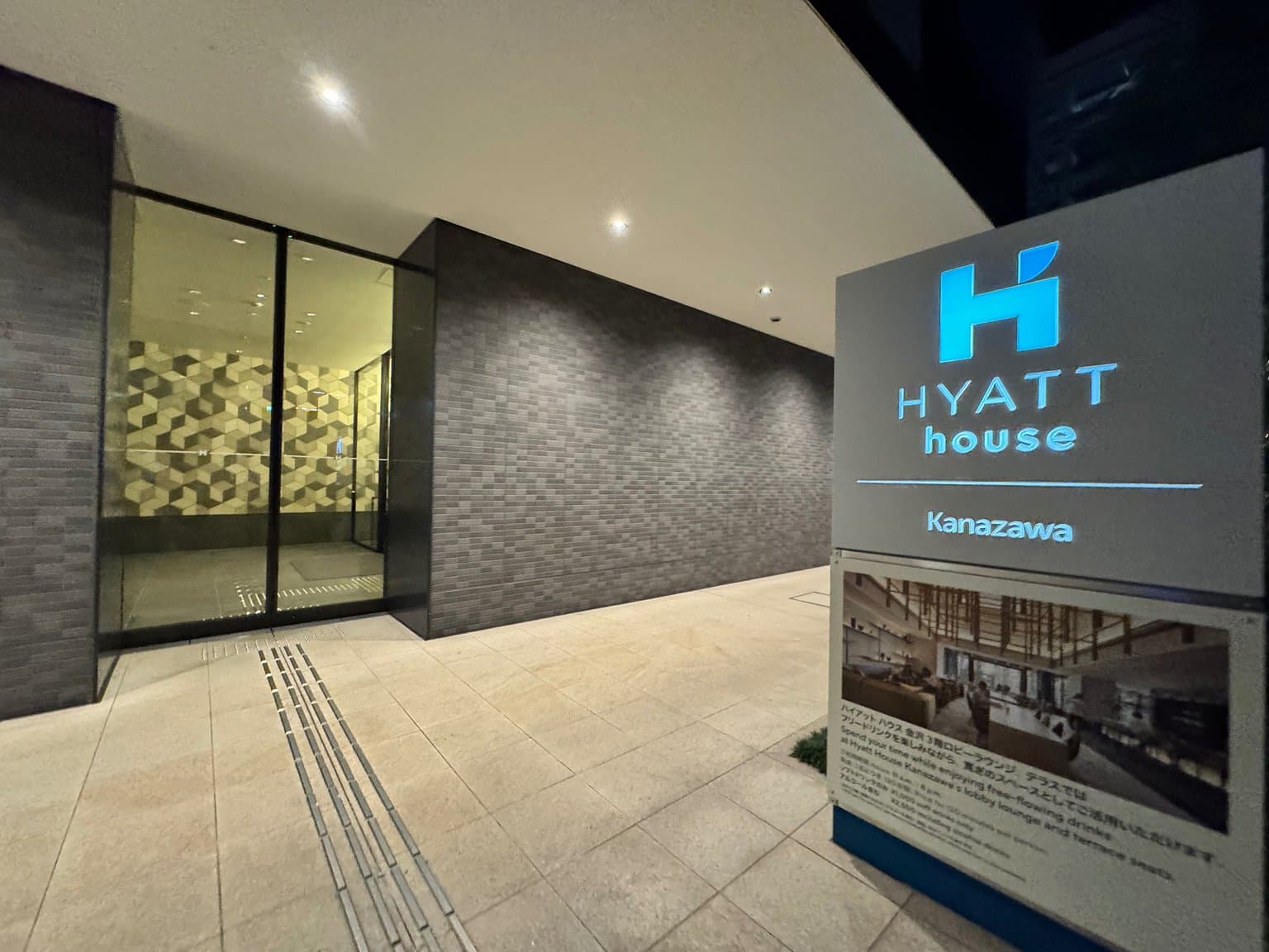 1-minute walk from Kanazawa Station, breakfast included for 1 person, free drinks, new and clean! Everything is perfect!