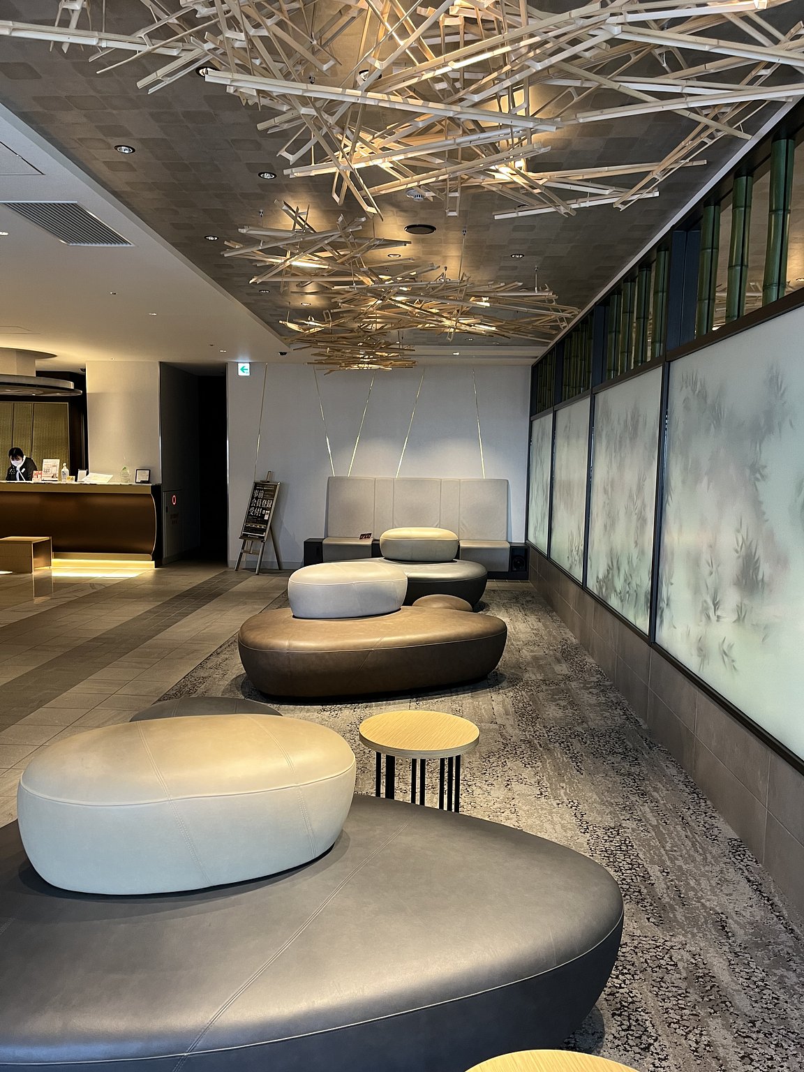 위치 최고! 역과 가깝고 주변에 가게가 많아요