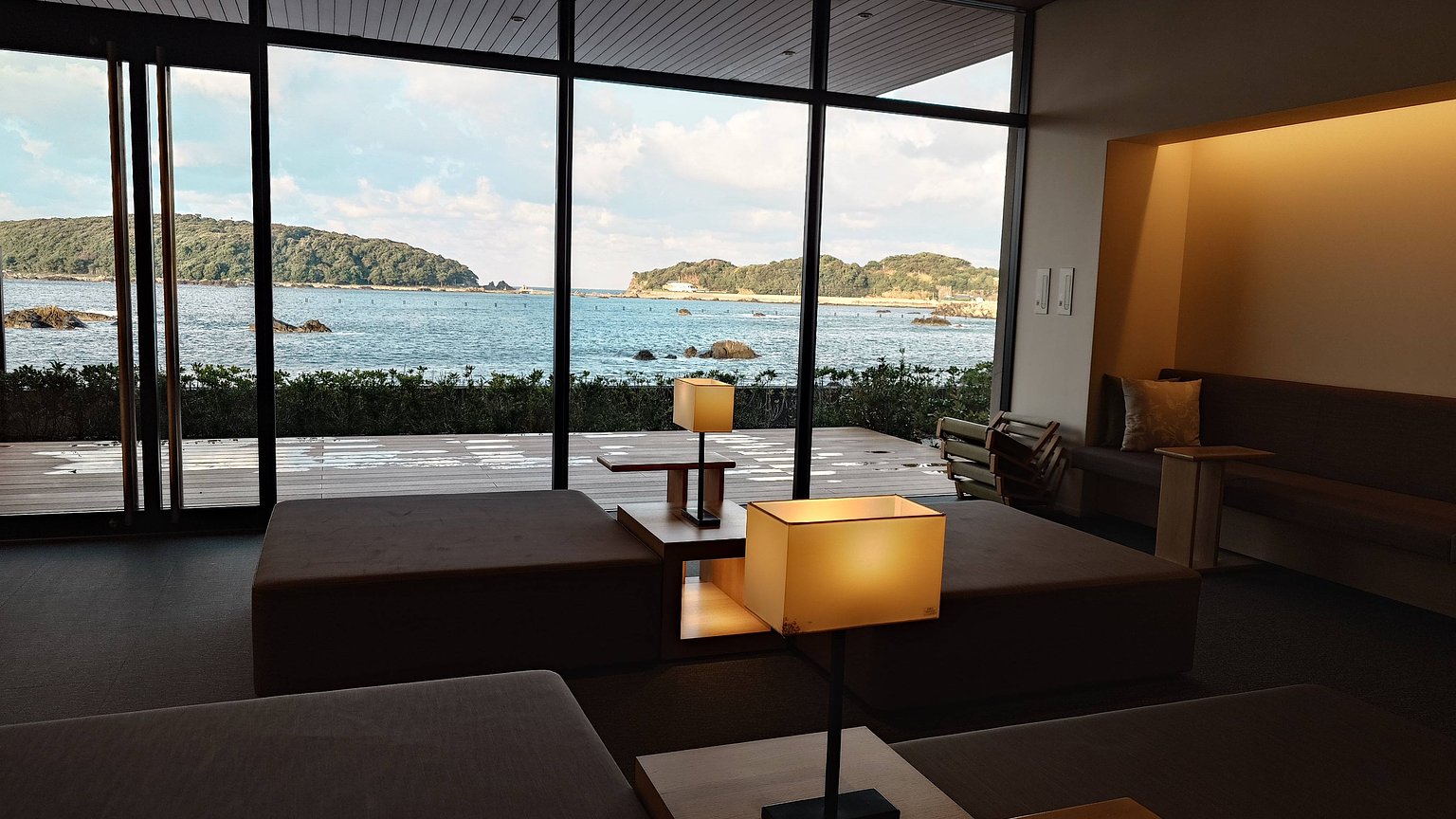 바다와 별빛 가득한 하늘을 바라보며