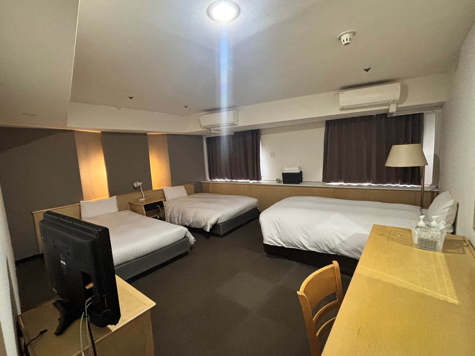 Free Co-Sleeping for Elementary School Students: A Rare Room with Three Beds