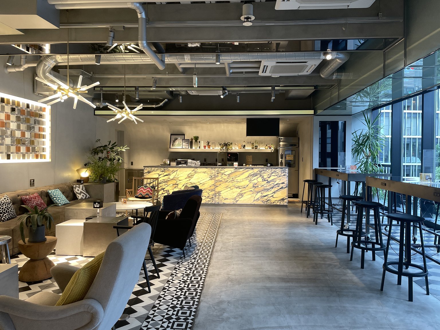 차세대 캡슐 호텔. 저녁에는 무료 맥주도!