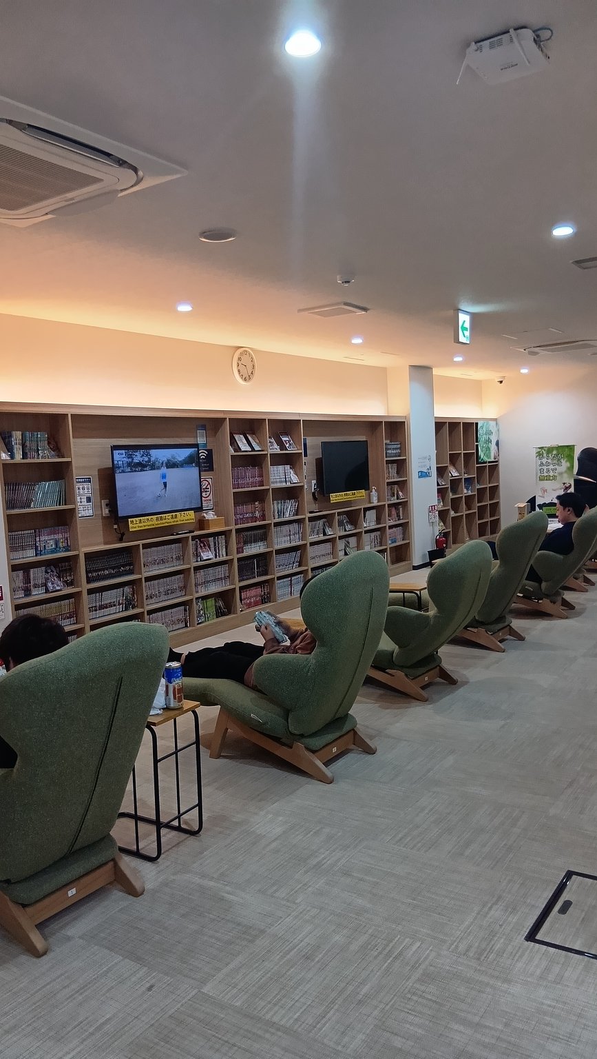 You can really stay without bringing anything 😳✨ Free services like hair straighteners and chargers 👉👉