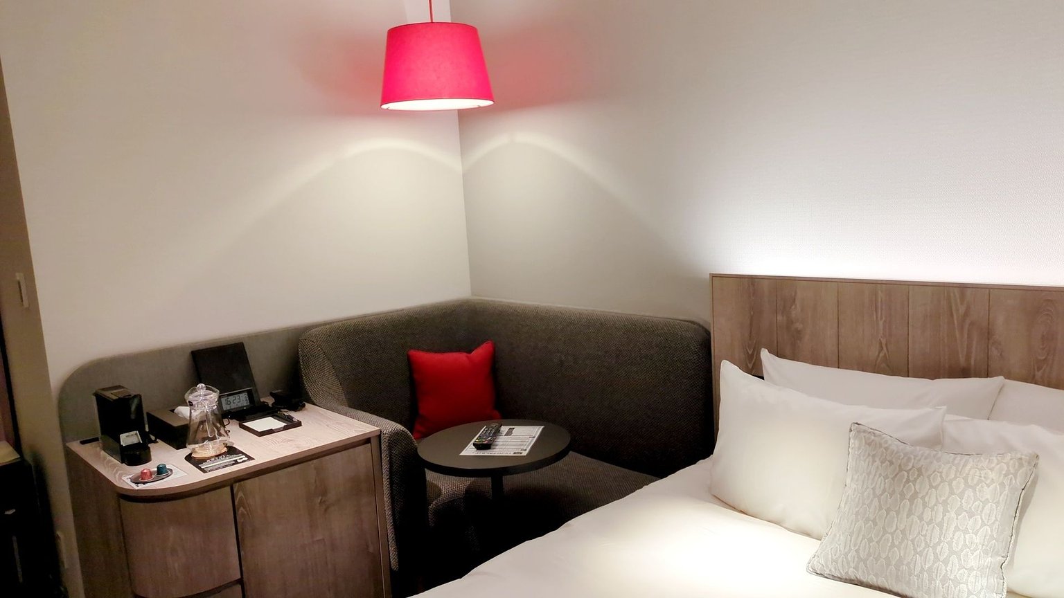 在每層樓都有富山天然水設置的驚喜！紅色為點綴的時尚房間，分開的浴室及廁所，還提供咖啡♬