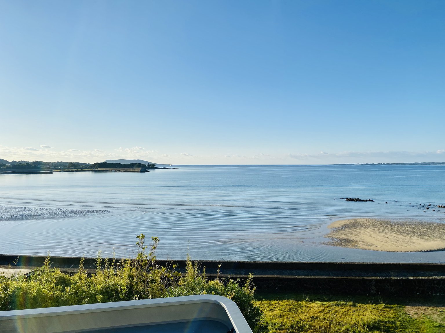 오가사와라에서 온화한 바다의 소리와 시간의 흐름에 몸을 맡기는 시간.