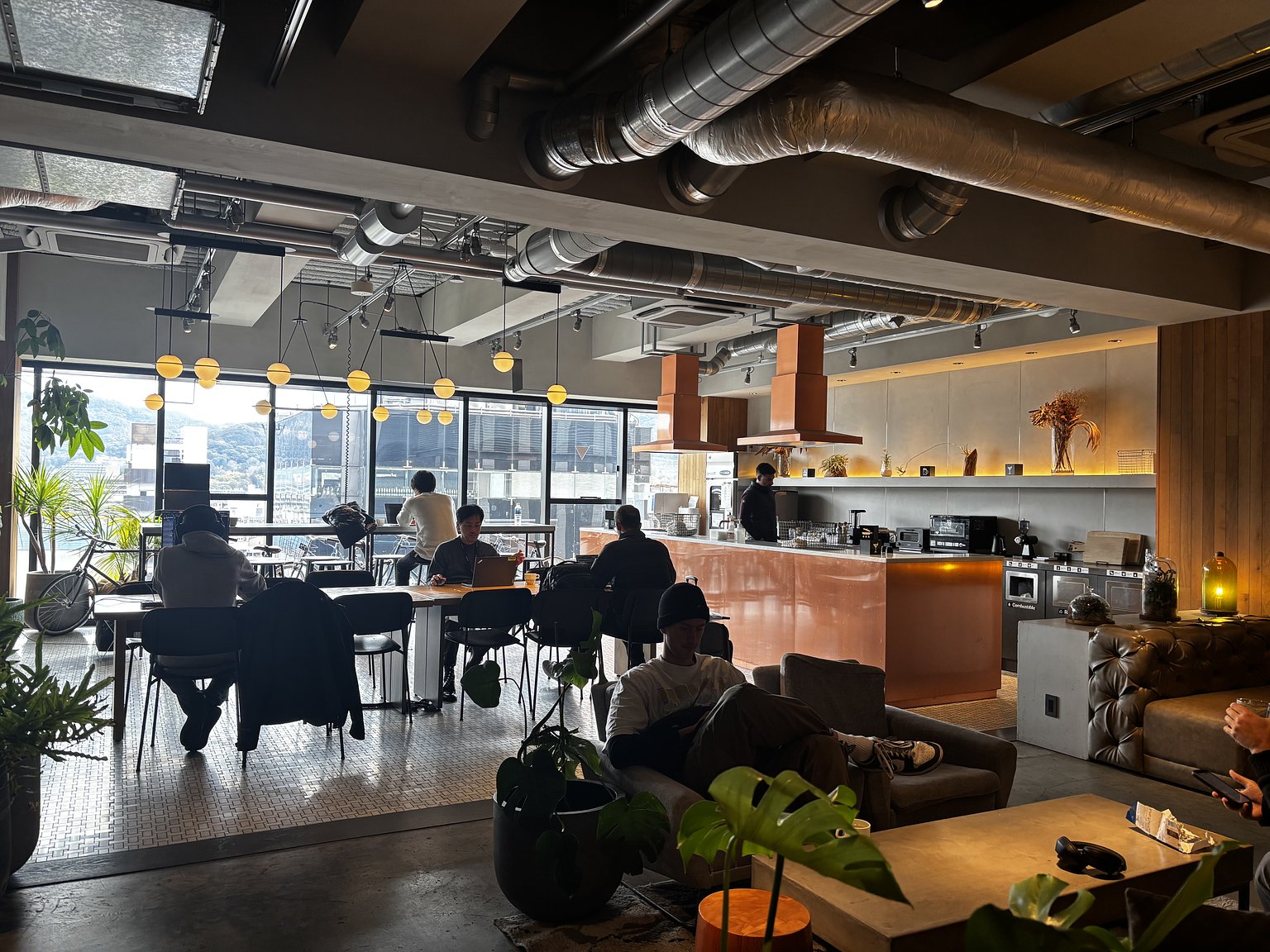 Feels like abroad! A hub for digital nomads with free beer during happy hour! 🍻