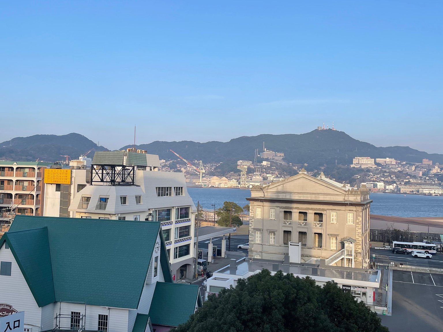 발코니에서 그라버 정원을 바라볼 수 있는 호텔