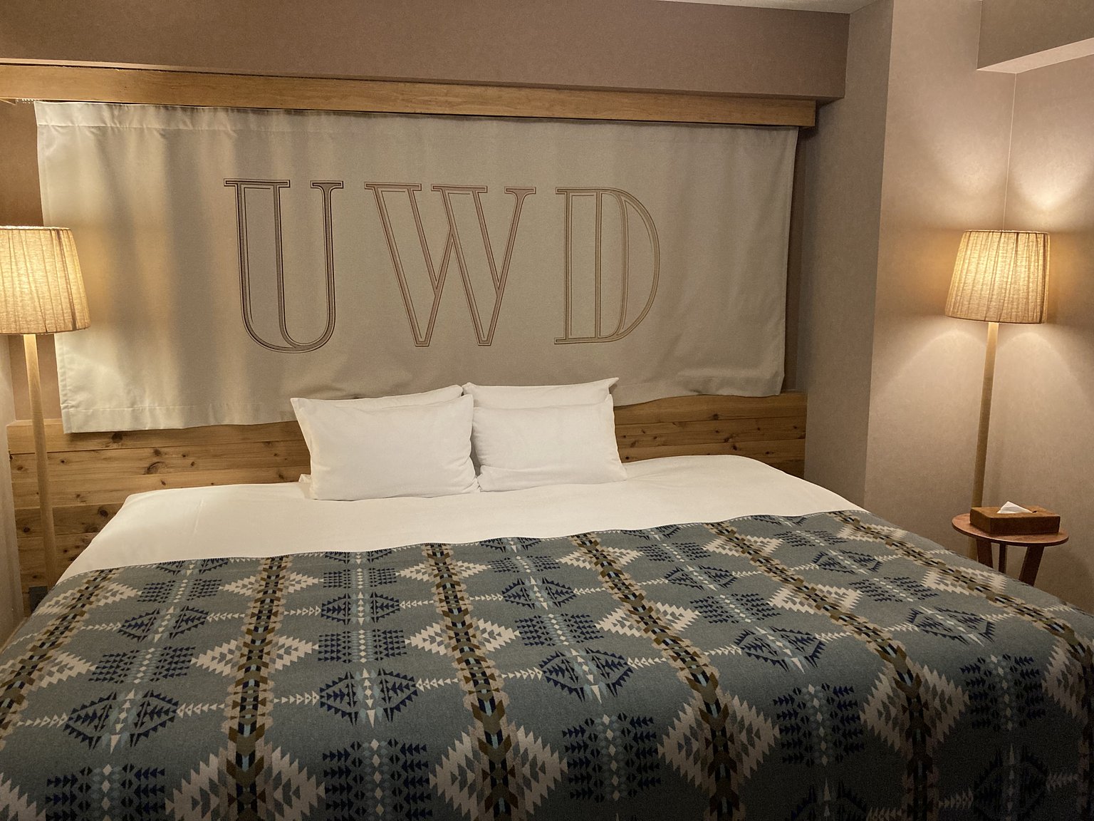 호숫가의 따뜻함을 느낄 수 있는 세련된 호텔