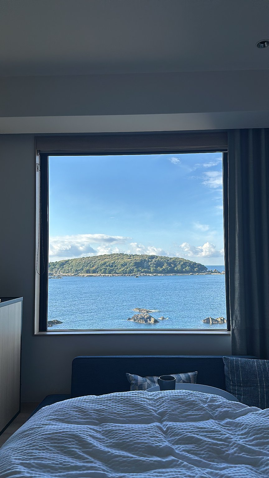 바닷가 바위 옆의 고요한 숙소