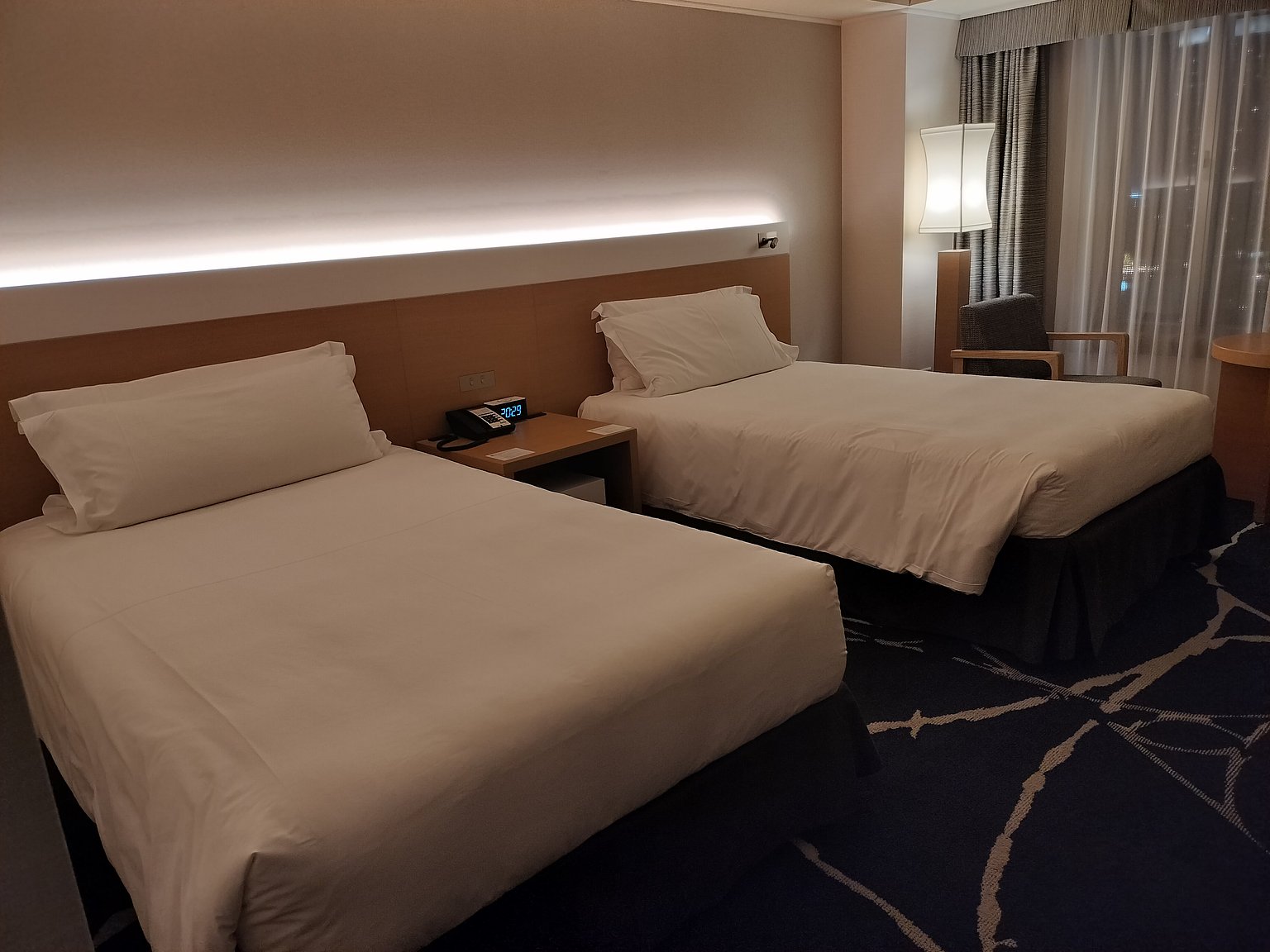 Enjoy a wonderful time while admiring the beautiful night view of Minato Mirai