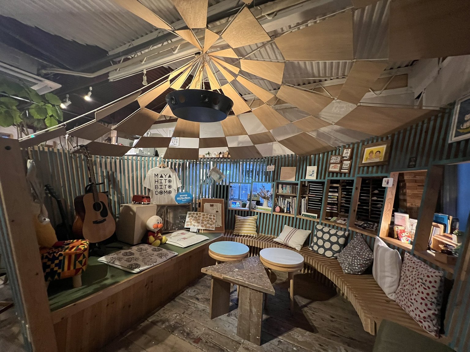 1층 공유 공간의 분위기가 멋지다