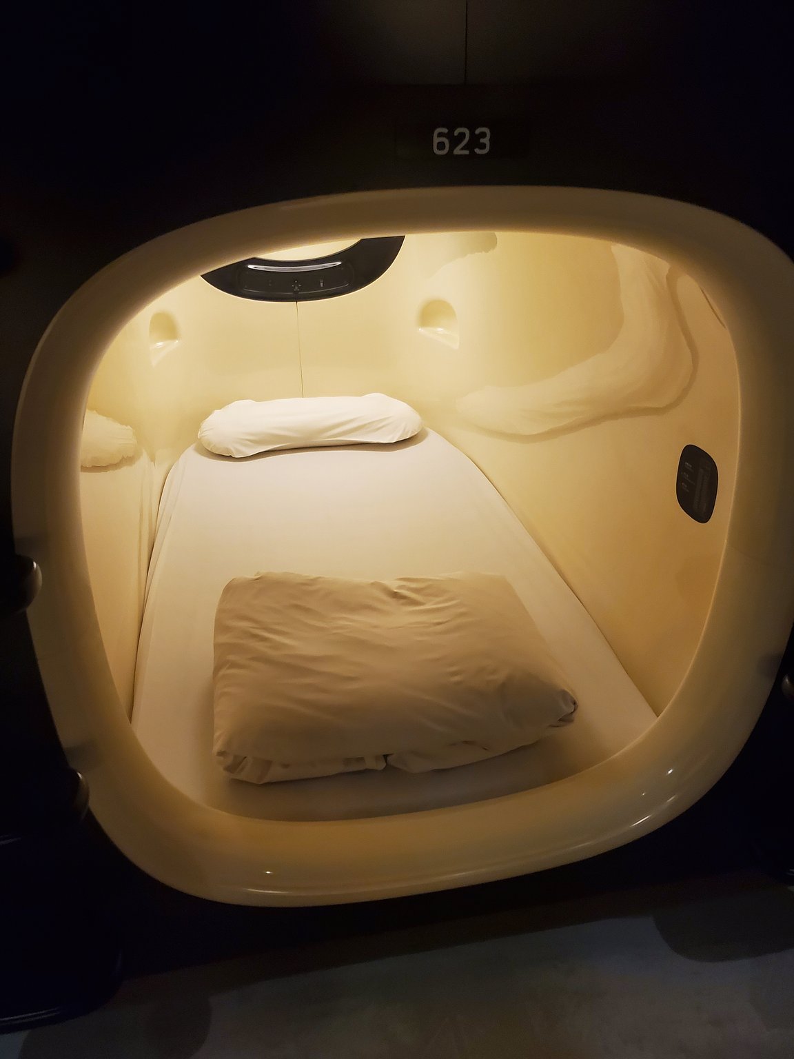 靠近博多車站的美麗膠囊酒店