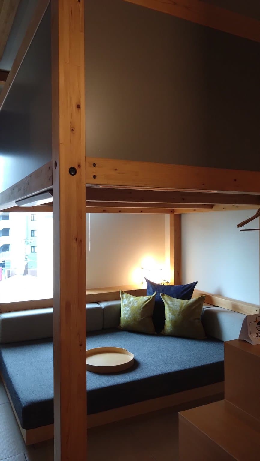 어른들이 신나는 DJ 나이트를 즐길 수 있는 역 가까운 호텔