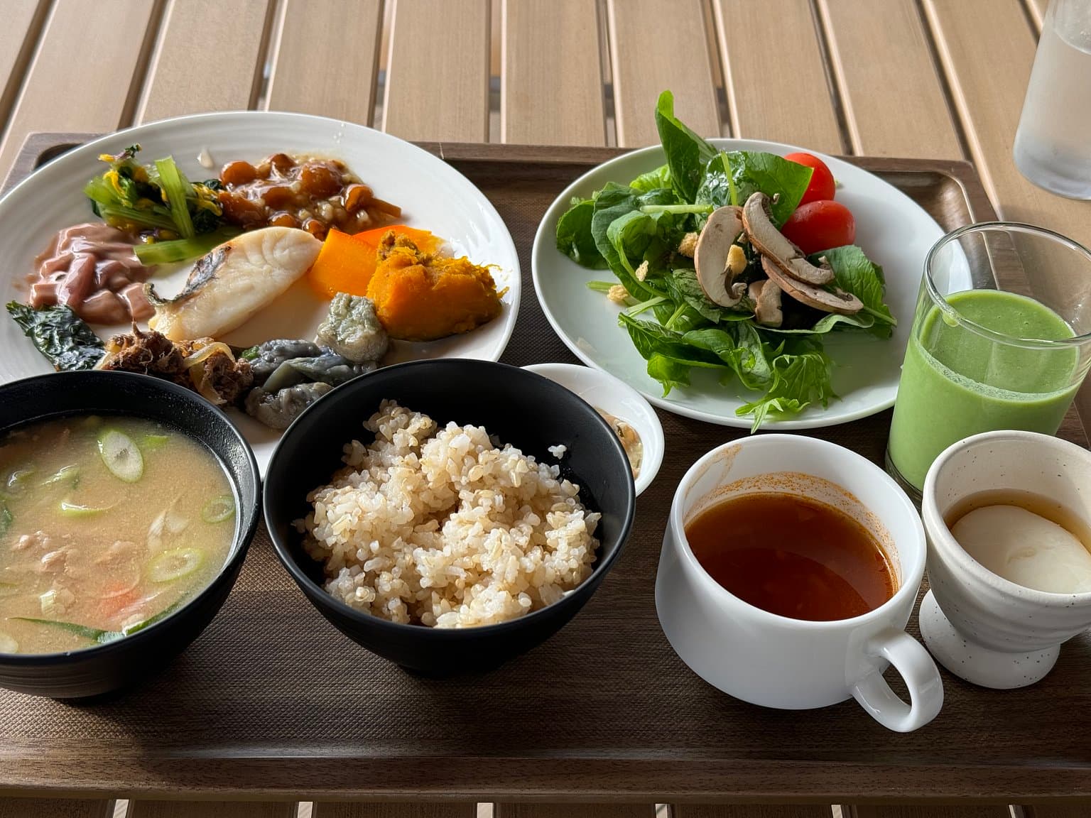 生まれ変わりの旅」稲穂が見れるテラスで米どころ食材の朝ごはん