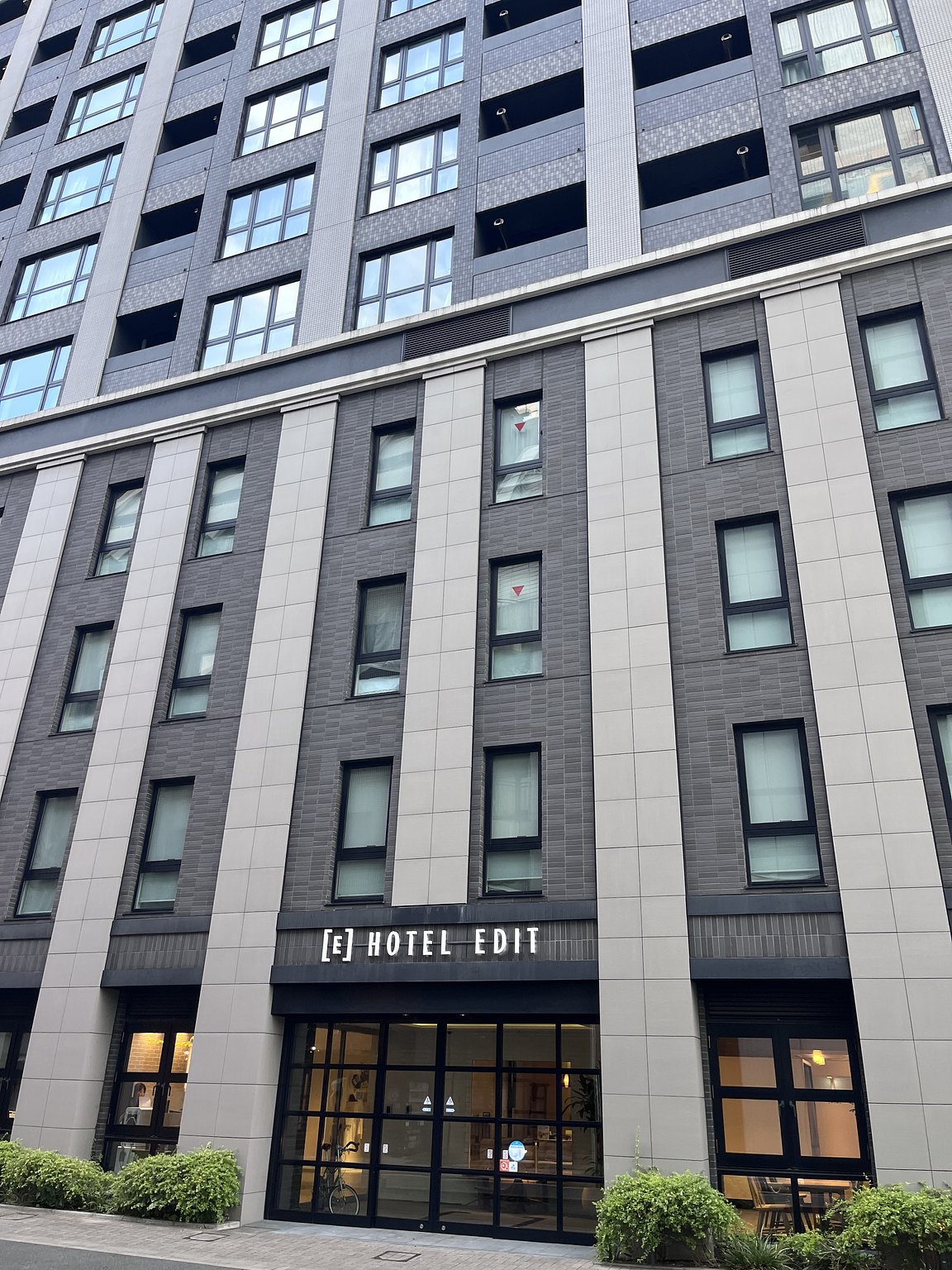 Relaxing with Free Coffee in a Spacious Room!