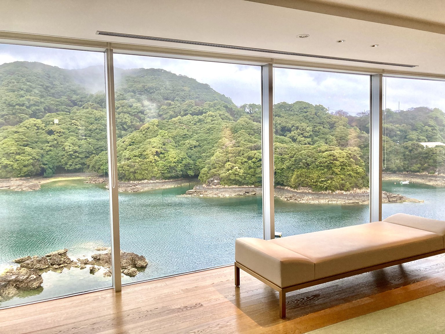 조선소 출발! 몬로 샴페인 아침을 즐길 수 있는 절경 베이뷰 호텔