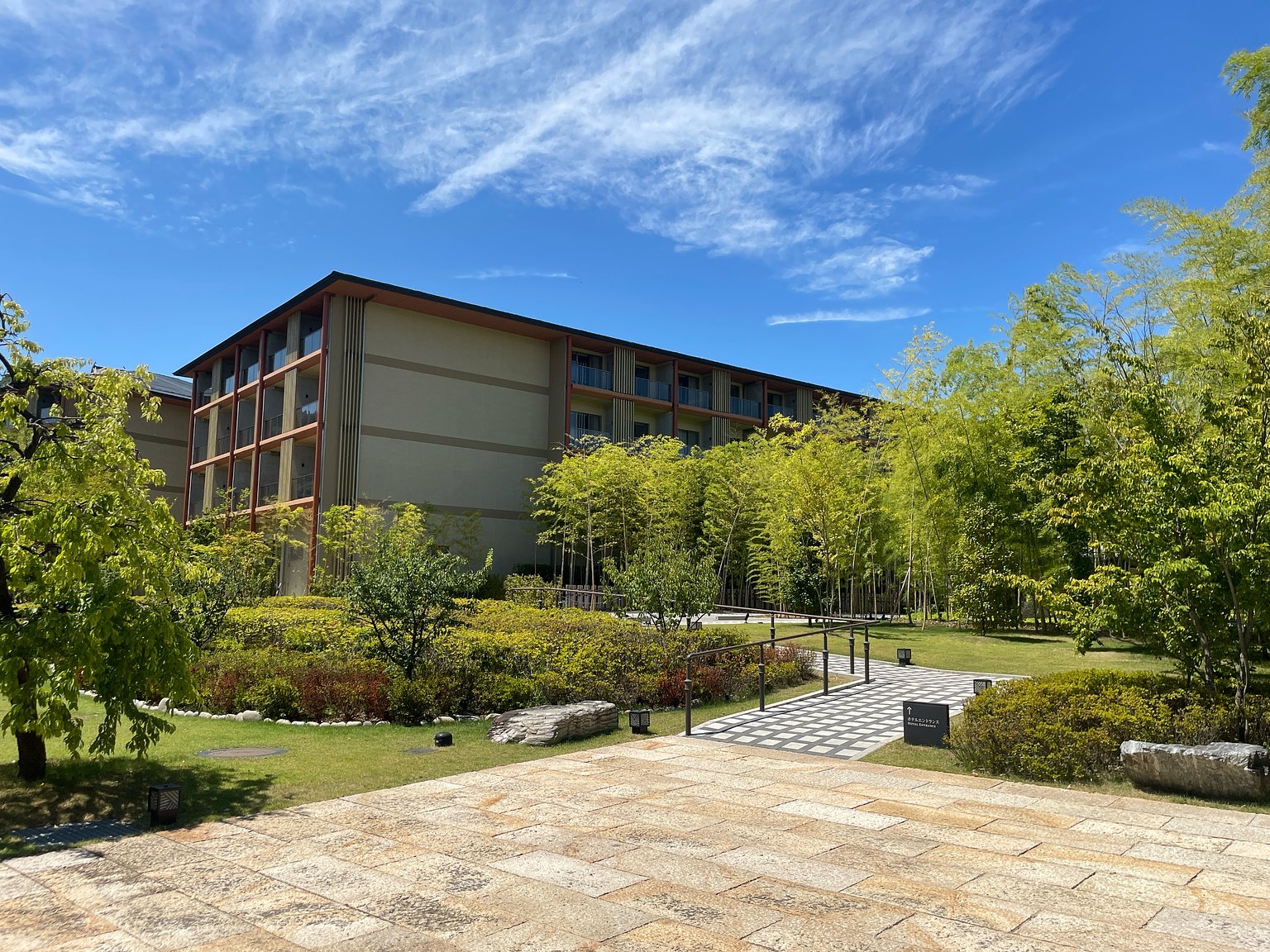 A Calm Hotel in a Compact Castle Town