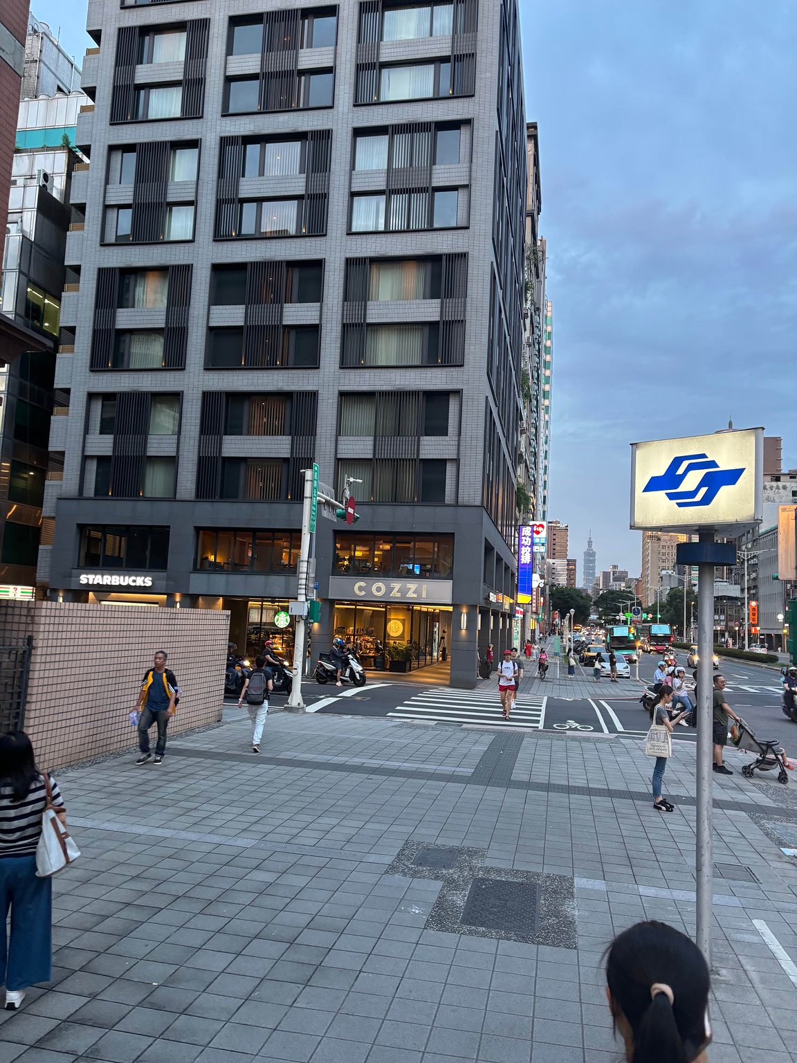 유명한 아침식사 가게 바로 앞에 있는 호텔!