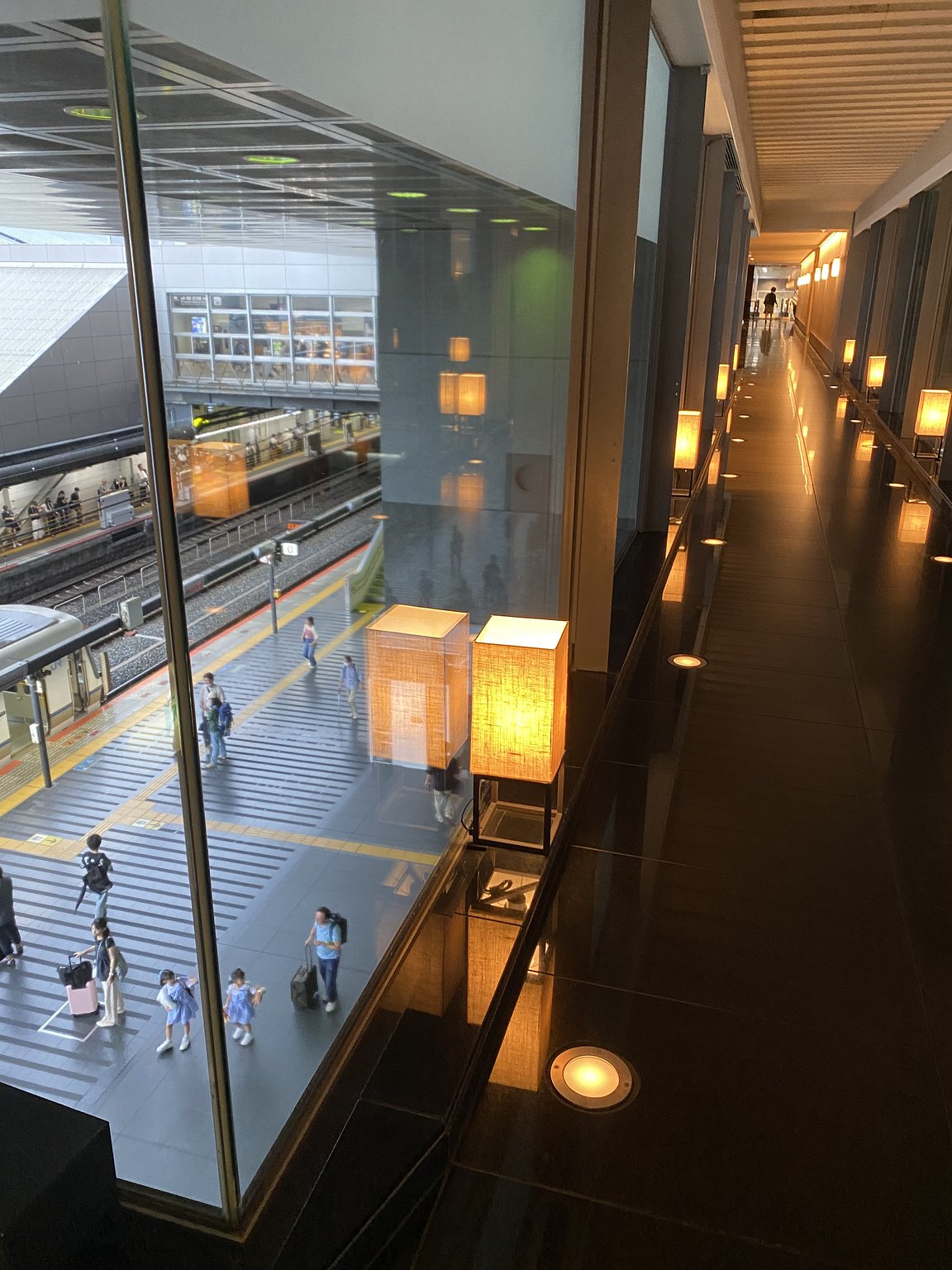 역과 연결된 고급 호텔