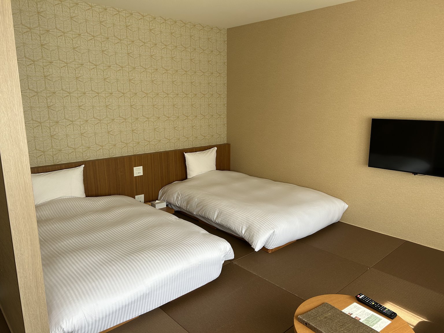 Spacious room with unlimited beer and sweets!