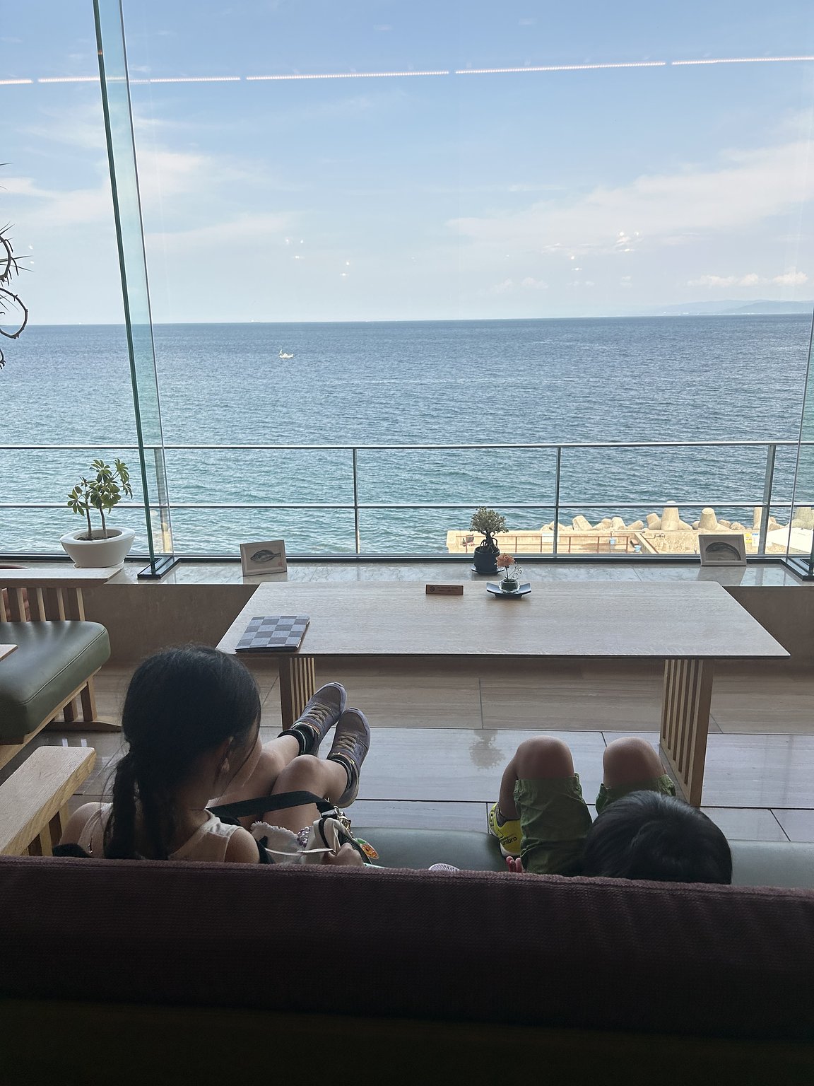 A hotel where children can take the lead! Enjoy fishing, a pool, hot springs, and breathtaking views