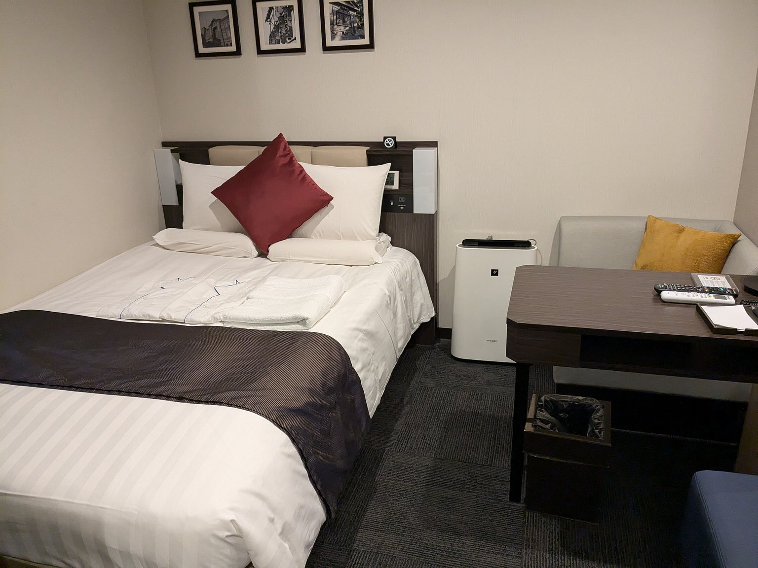 Convenient Work Table! If You're Looking for a Good Deal Near Tokyo Station and Nihonbashi◎