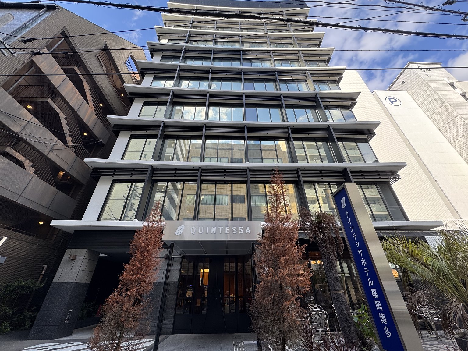 Convenient location for live music, gourmet food, and sightseeing