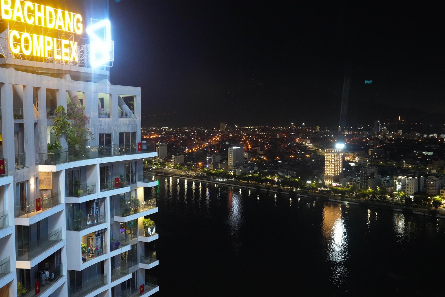 Perfect for Night Arrivals 🌙 Enjoying the Riverside Sparkle at Hilton Da Nang