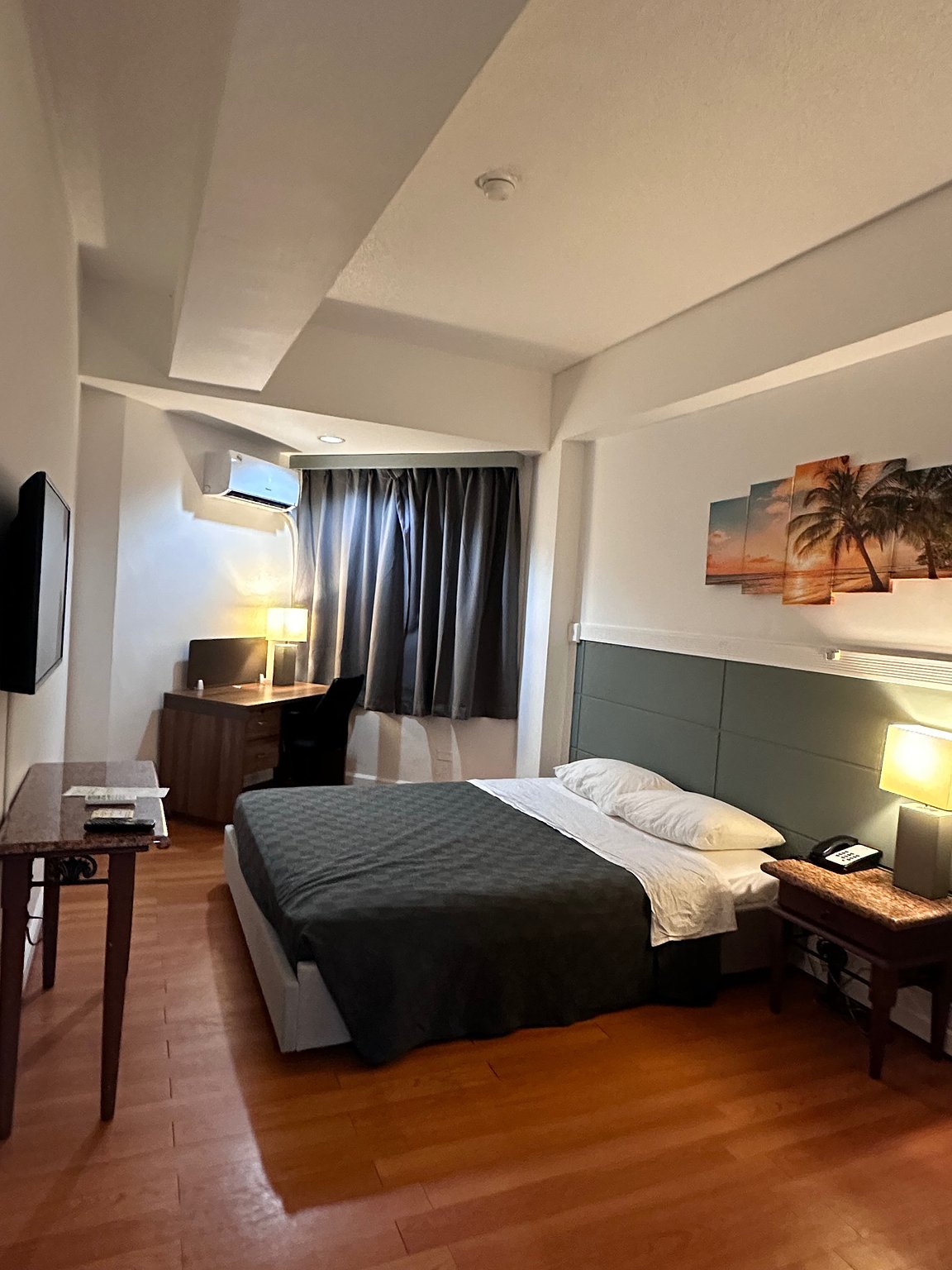 Convenient city hotel just 5 minutes to the beach and 1-2 minutes to the bus stop for shopping malls!!