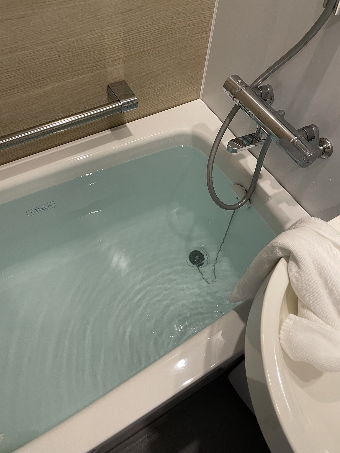 A Quiet Hotel on the Edge of the Shopping Street