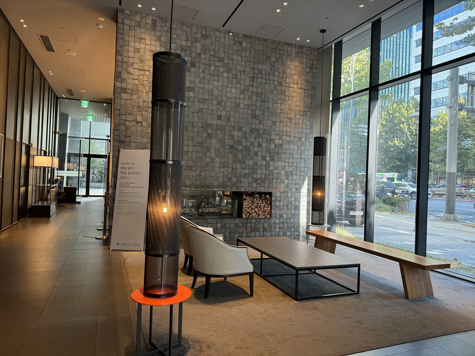 金浦機場和弘大的幾個車站！乾淨寬敞的房間