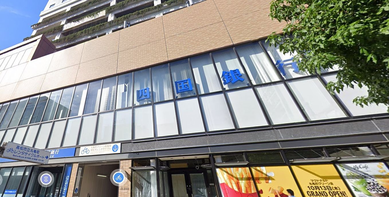 Although it is far from the station, the municipal rental bike and access to the shopping street are excellent