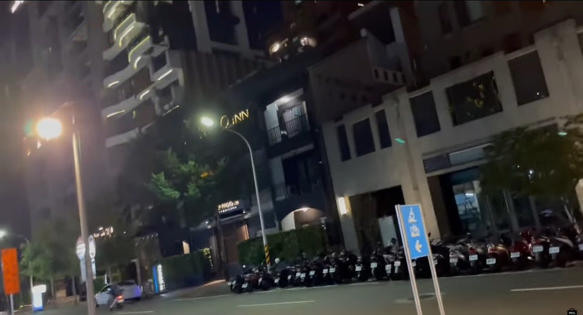 대만의 공기를 느낄 수 있는 발코니 및 카페 바가 있는 호텔