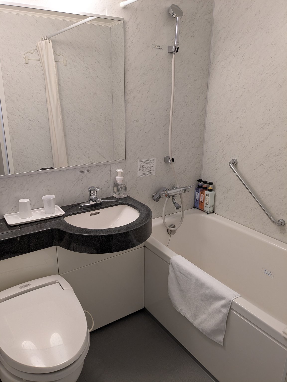 Close to Kobe Sannomiya Station, walking distance to Luminarie and foreigner houses