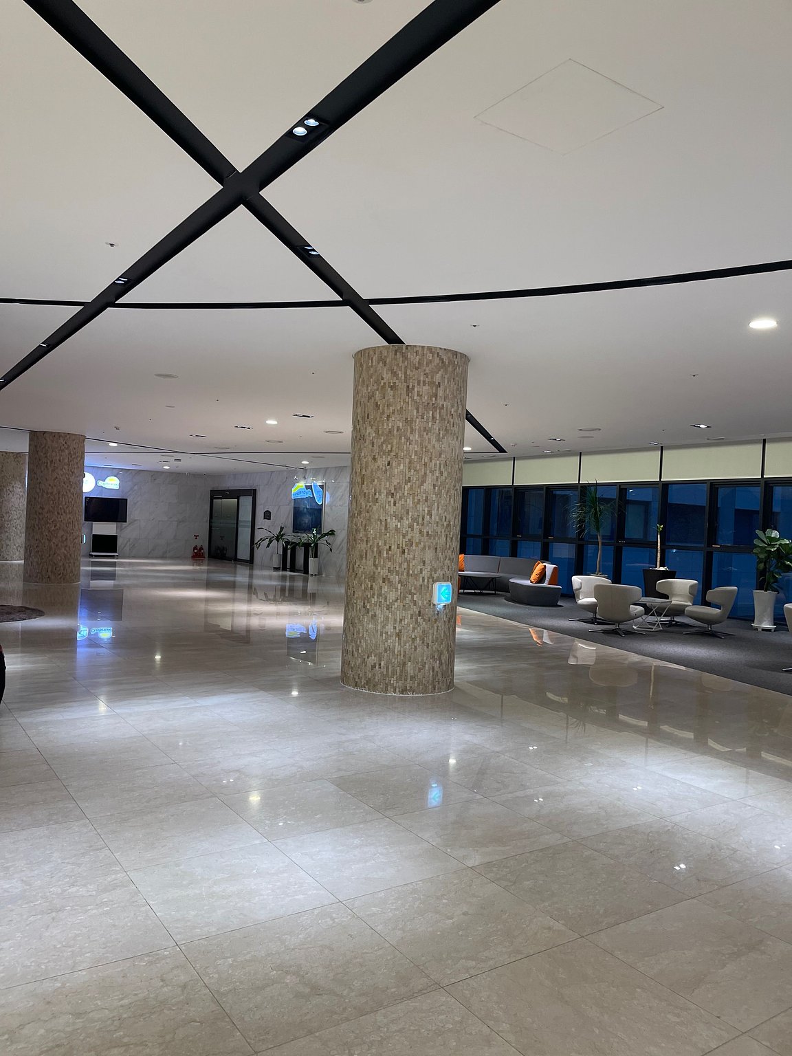 Top Location at Early Morning and Late Night! Absolutely Interesting! Lots of Cabin Crew and Pilots!