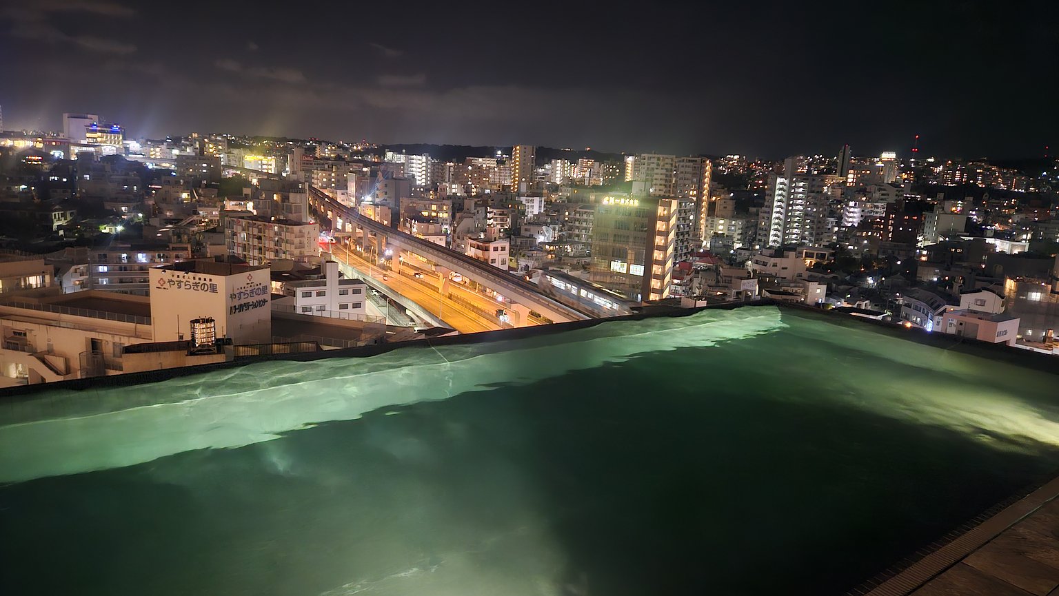 Enjoy the Night View at the Rooftop Pool☆ Breakfast Included is a Delight♡